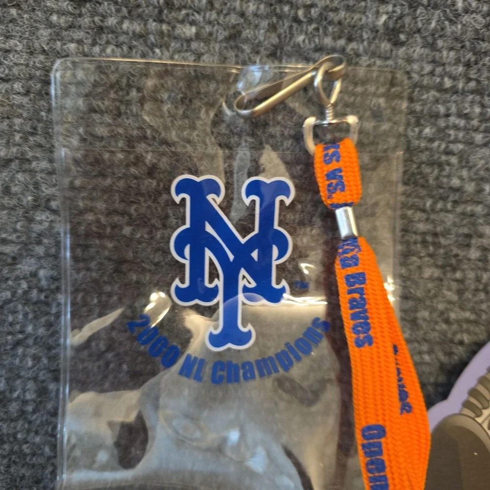 Vintage New York Mets Lot One Size MLB Baseball Pins‎ Keychain Lanyard Schedule